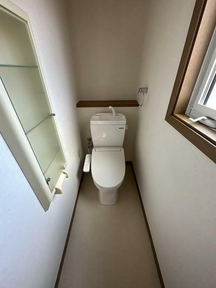 1階　トイレ収納、換気扇、窓、タオル掛け、温水暖房便座付きのトイレです