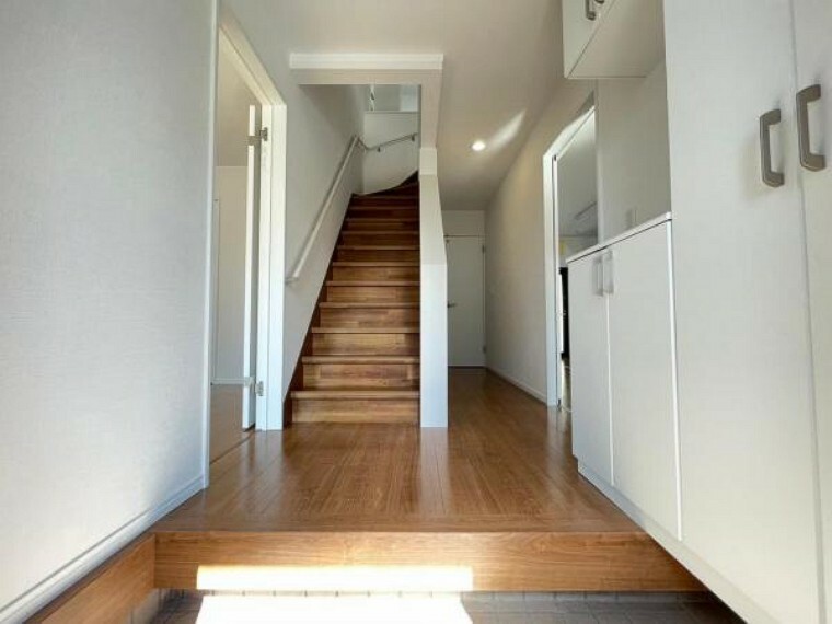 お家の顔である玄関は明るく、ゆとりのあるスペースを確保。