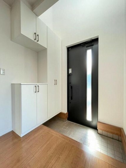 お家の顔である玄関は明るく、ゆとりのあるスペースを確保。