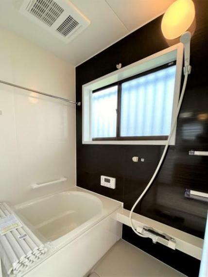 【リフォーム後】浴室はハウステック製の新品のユニットバスに交換しました。浴槽には滑り止めの凹凸があり、床は濡れた状態でも滑りにくい加工がされている安心設計です。