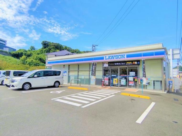 【コンビニ】ローソン長崎昭和町店まで1000m（車3分）です。24時間開いているので便利ですね。