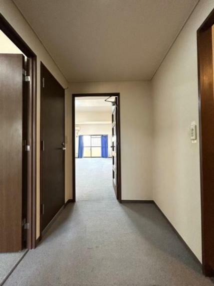 【リフォーム完了】廊下写真です。廊下を通してリビング・洗面所・洋室へ入室可能です。