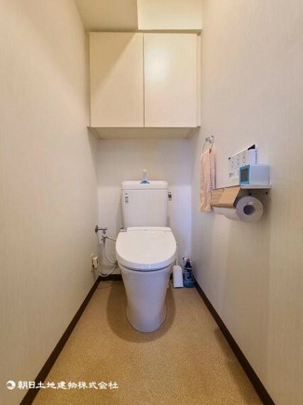 広いトイレ・トイレットペーパーなどの収納もたっぷりでき、利便性の高い造りとなっております。