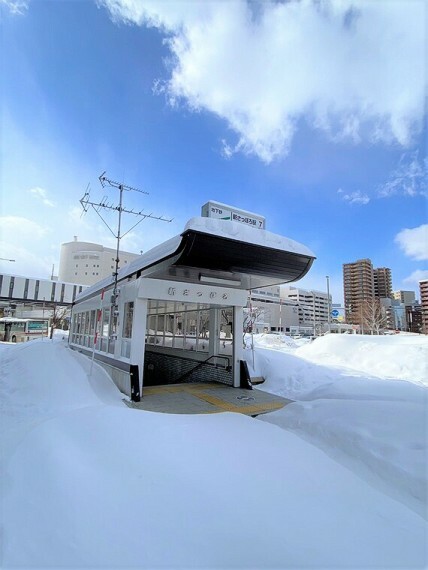 地下鉄東西線「新さっぽろ」駅　徒歩4分（約300m）　徒歩5分圏内で通勤・通学に便利です。