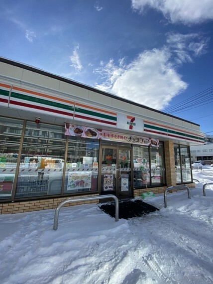 セブンイレブン札幌厚別中央1条店　徒歩1分（約70m）　急な買い物にも対応できます。