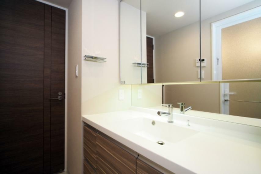 ワイドな洗面台は三面鏡の裏、洗面ボウルの下に収納があり、タオルなどを収納できるリネン庫もあります。
