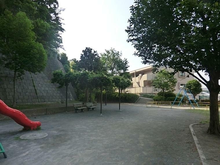 岩崎町第一公園 木陰のベンチで一休み　近所の子供たちの楽しい遊び場