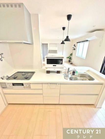 【キッチン】<BR/>白を基調としたキッチンはすっきりとしていて、シンプルな印象に。<BR/>夫婦そろってキッチンに立っても調理がしやすくゆとりある広さ。<BR/>食器類もすっきりと片付く収納力が期待できます。