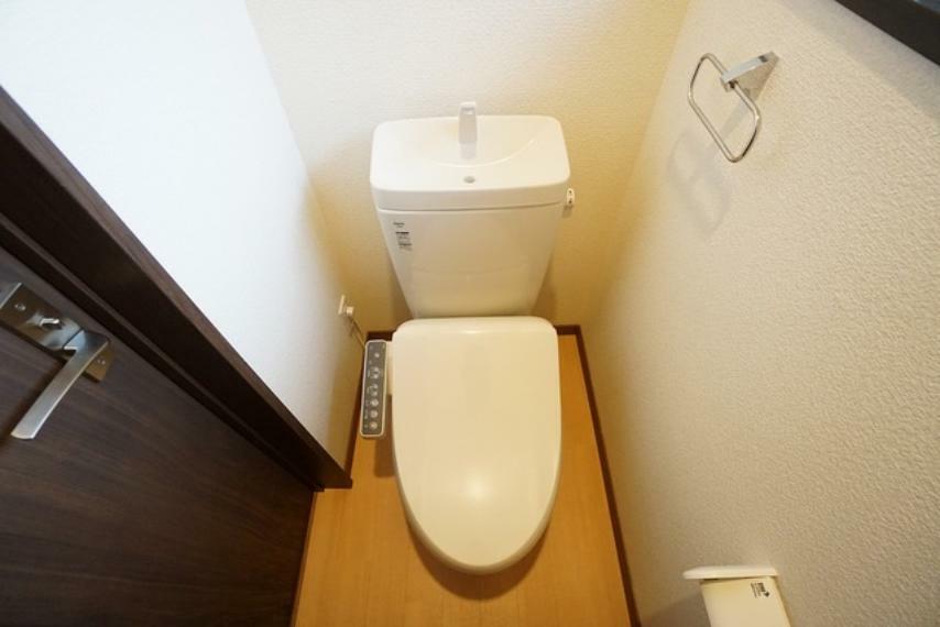 温水洗浄機付トイレです。節水機能もあるので、安心して使えますね。すっきりした見た目で、トイレ奥の掃除もしやすいです。