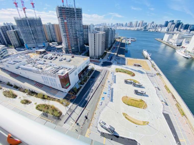 【20階（最上階）バルコニーからの眺望】 HARUMIFLAG商業棟（ララテラス）、BRTのマルチモビリティステーションが近く、BRT、都バスの利用やサイクルポートも利用できます。