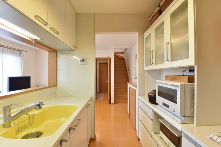 上部吊戸棚をはじめ、便利な収納が充実しており清潔感のあるキッチンを保てます。