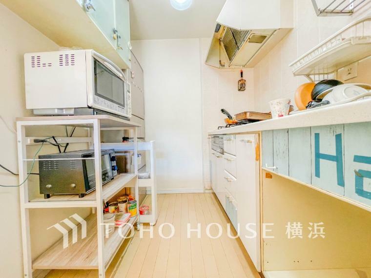 キッチンには大容量の収納が備え付けられ、スペースも十分にございます。