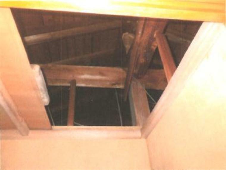 小屋裏の写真です。リフォームを行う際には屋根裏まで点検を行っております。雨漏りや配管でのトラブルがあった場合には二年間の瑕疵担保が適用されますので、購入後も安心してお住まいいただけます。