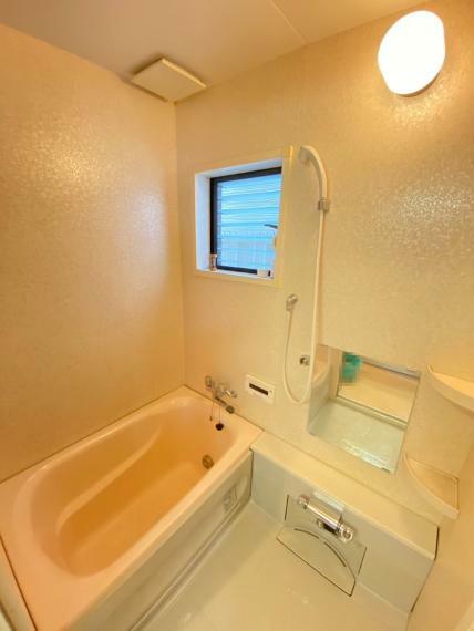 浴室、綺麗にご使用されています。<BR/>換気可能な小窓あり。