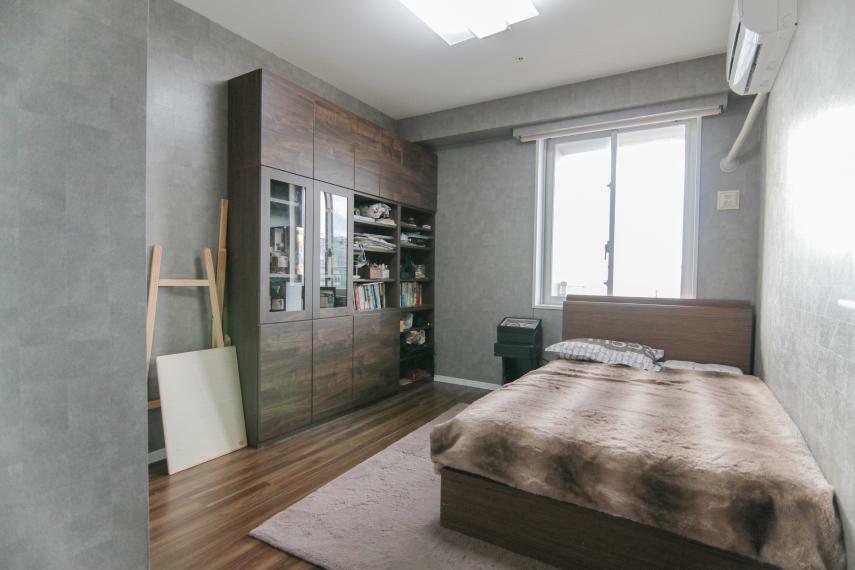 約6.4帖の主寝室。通風良好で収納スペースも気にすることなく自分好みで快適な住環境を作れます。室内（2024年2月）撮影