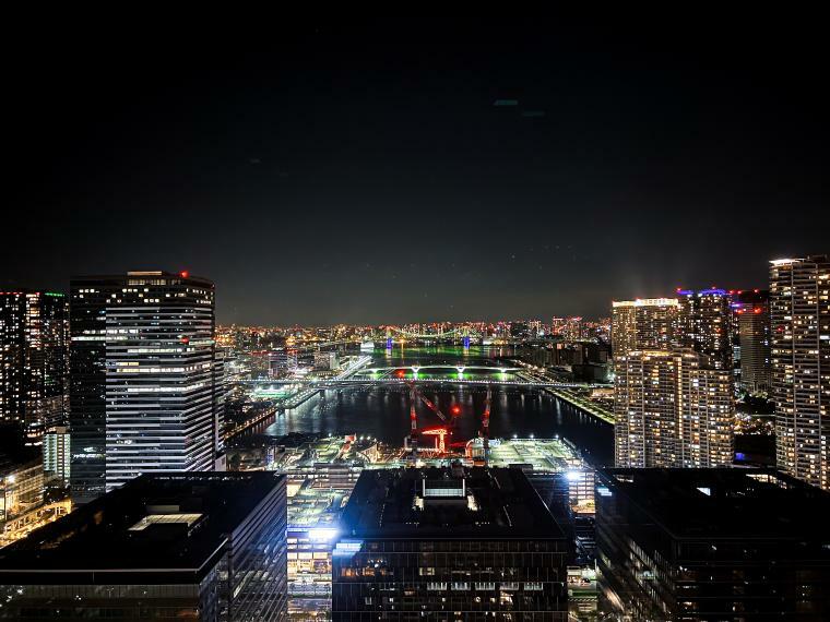 広い窓から、東京の夜景とレイボーブリッジを一望できるところが大変気に入っています。（売主コメント）
