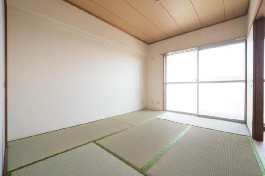 畳のさわやかなグリーンが心地良い和室です！リビングに隣接するので、来客時などに開放すれば約20帖相当の広大な空間に大変身！