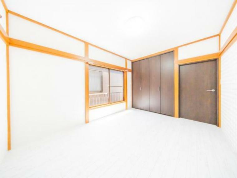 【居室】インテリアショップで見掛けた「あの家具」も置ける、ゆったりとした空間。時に広さが上質な寛ぎの時間になる事も。