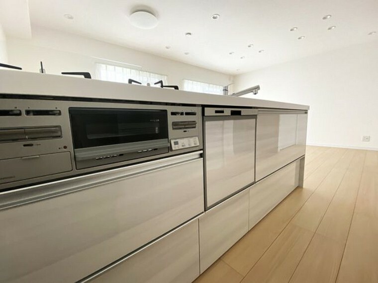 人気の食洗器付き対面式キッチンです
