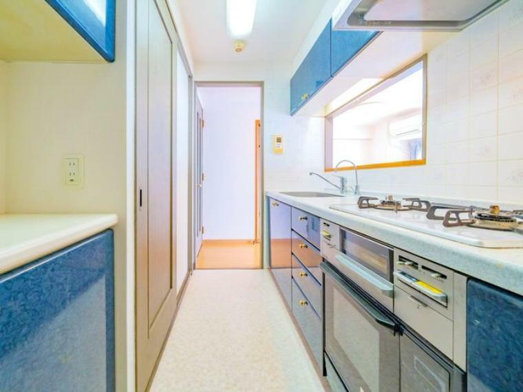 広々とした作業スペースがあり、お料理がはかどりそうなキッチン。背部にも収納スペースが設置されており、お料理道具もたっぷりと収納出来そうです。