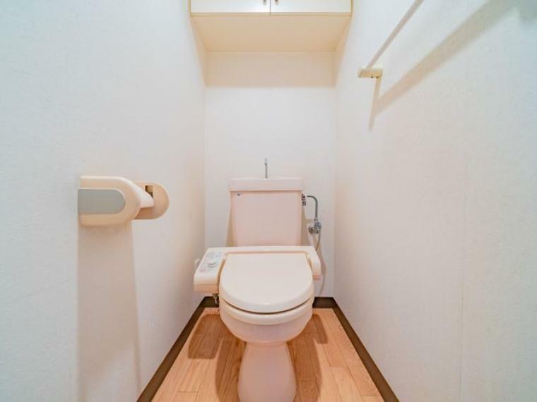 トイレは快適な温水洗浄便座付です。清潔感のあるホワイトで統一しました。いつも清潔な空間であって頂けるよう配慮された清潔感のある造りとデザインです。