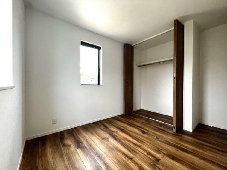 清潔感溢れる白と木目調のマッチした洋室です