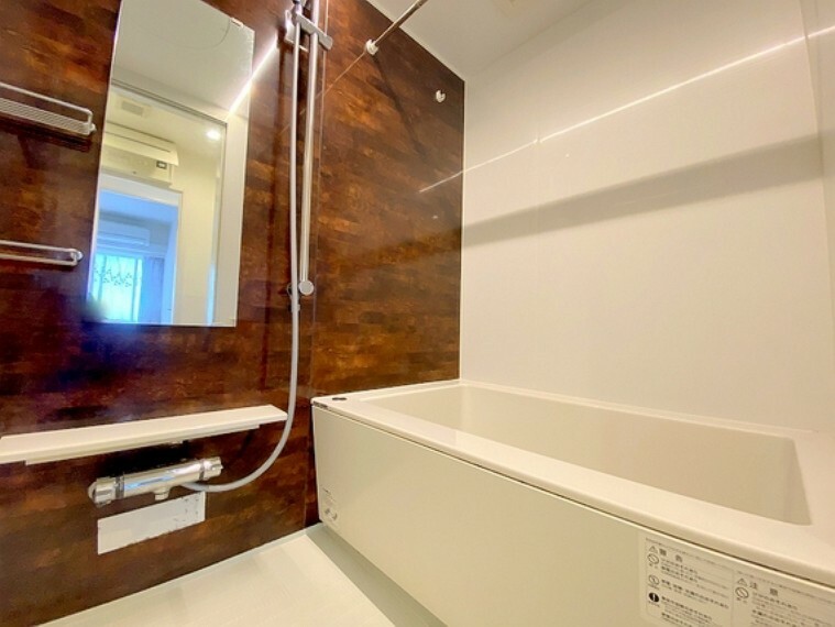 落ち着いた木目調の浴室です。浴室暖房換気乾燥機能付きです。