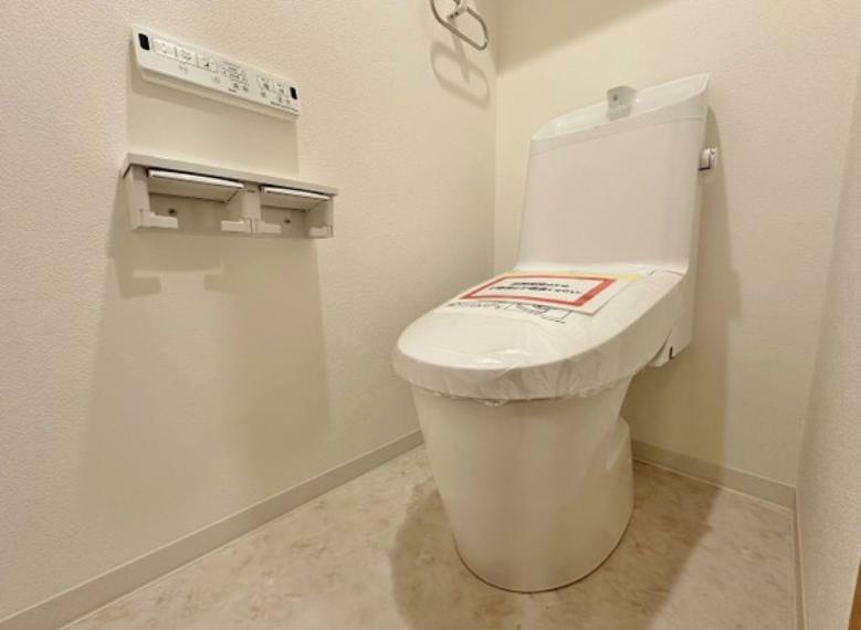 ～Toilet～　新規交換済み。　　　　ゆとりをもったトイレの広さ、白を基調として落ち着く場を演出しております。