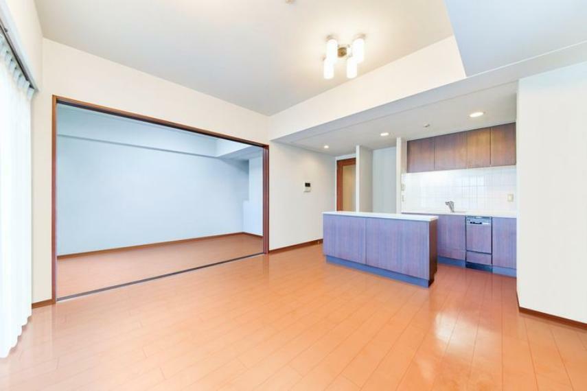 リビングダイニングキッチン　※画像はCGにより家具等の削除、床・壁紙等を加工した空室イメージです。