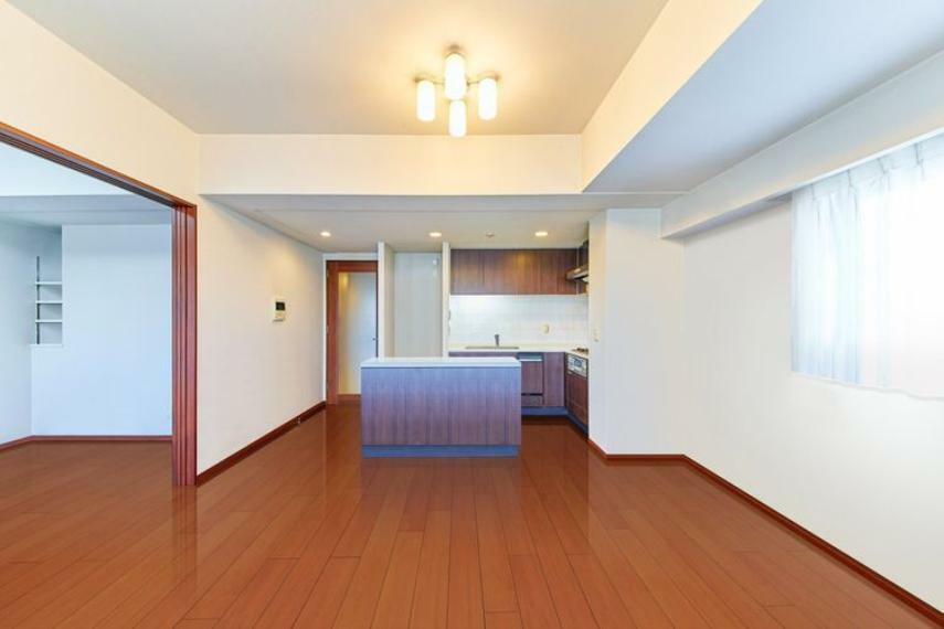 リビングダイニングキッチン　※画像はCGにより家具等の削除、床・壁紙等を加工した空室イメージです。