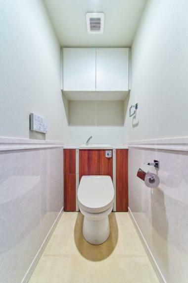 タンクレスのトイレを設置することで、空間を広くとれ、ゆったりとした空間に。温水洗浄便座付きです。