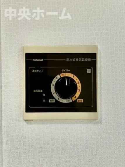 【浴室乾燥機】暖房・冷風・換気・乾燥が可能です。毎日を快適に過ごせるうれしい機能が揃っています。雨の日の洗濯物も安心です。
