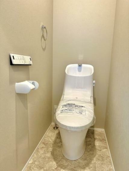 節水性能の高いトイレはもちろんウォシュレット付き 便器のフチがないタイプなので、お掃除も楽々！