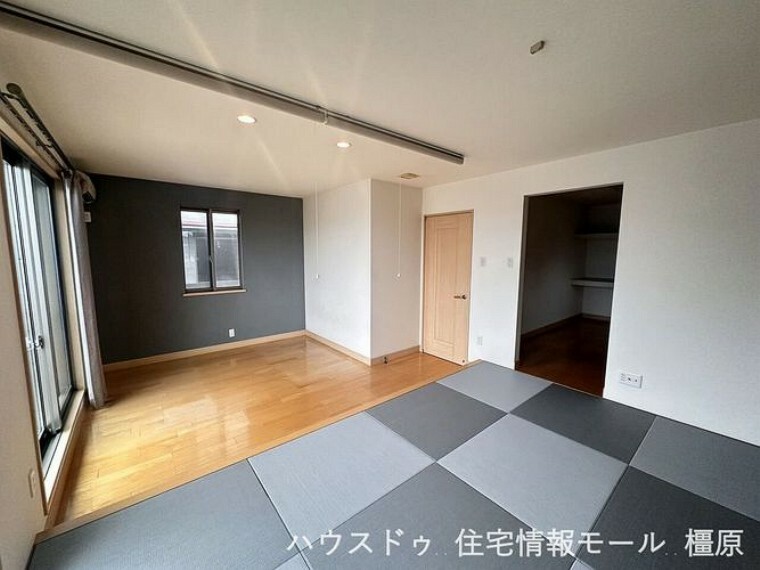琉球畳とアクセントクロスを使用したシックな印象のお部屋です。