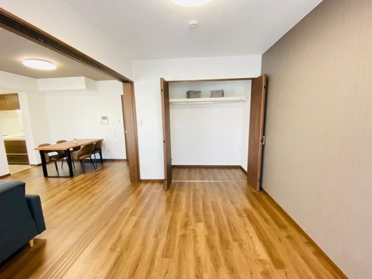 扉を開放するとLDKと洋室を一体利用できる空間！扉を閉めると独立した空間としても活用できます。