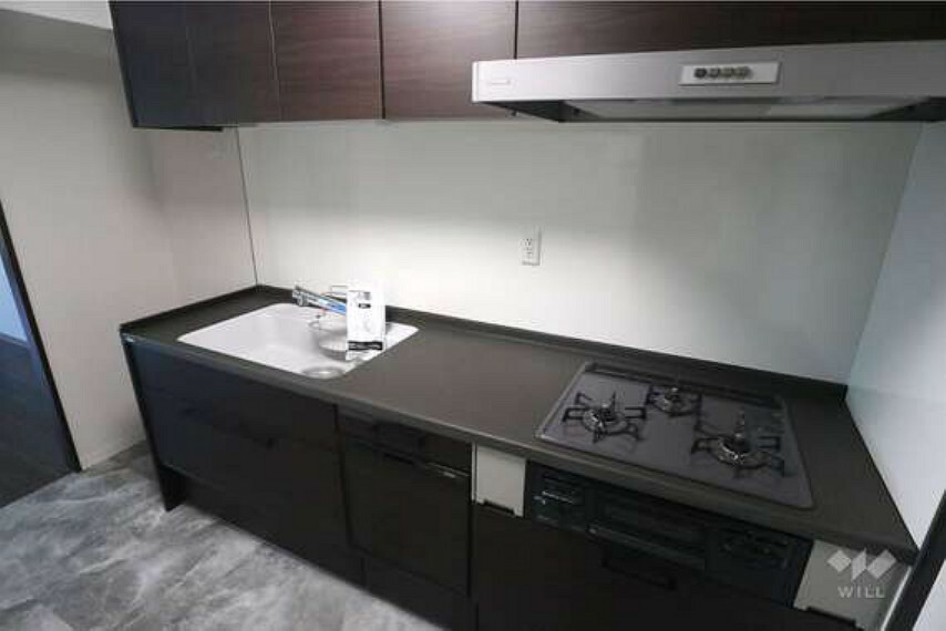 キッチン。天板も黒色のシックな印象のキッチンです。収納も多く、快適に料理をすることが出来ます。
