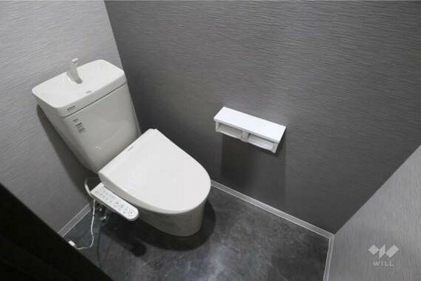 トイレ。リフォーム済。温水洗浄便座つきなので、いつも清潔に保てます。アクセントクロスが素敵です！