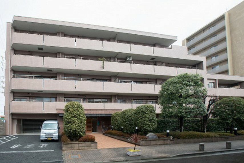 旧明和地所株式会社分譲『クリオ』シリーズのマンションです。対象住戸は4階部分の3方向角住戸で風通しの良さを感じます。