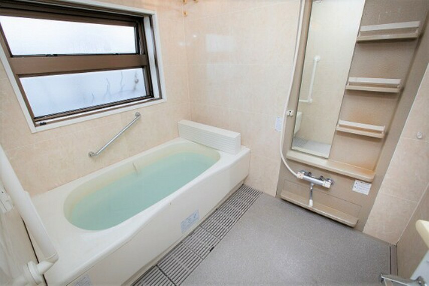 すべり出し窓のあるバスルーム（1620サイズ）。低床タイプはお年寄りや小さなお子様も安心して入浴出来ます。