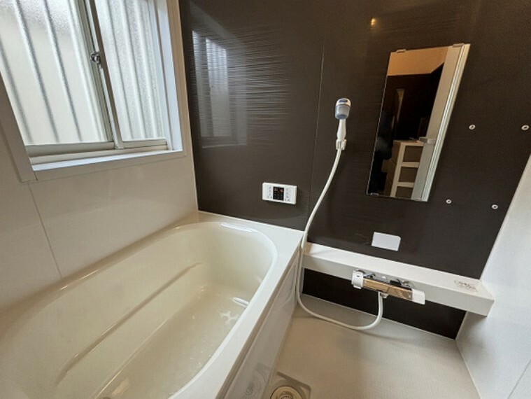 窓のあるバスルームは自然の風を取り入れて、しっかり換気ができます。湿気がこもりやすい浴室のカビ予防になります。