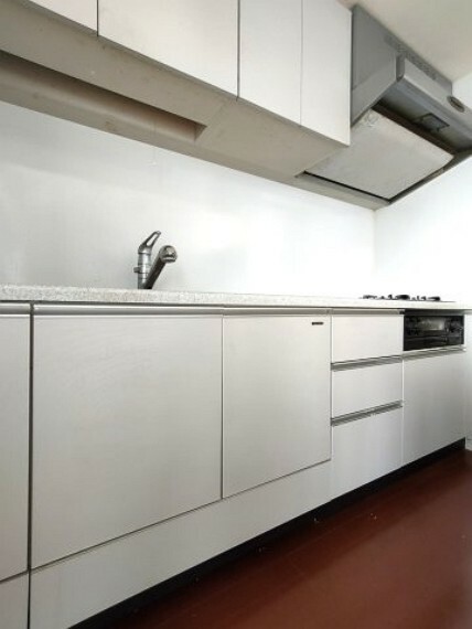 ・キッチン 　白を基調にした清潔感のあるデザインです。