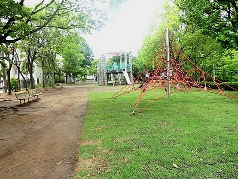 泉田向公園 荏田西小学校の近くにある公園です。放課後になるとたくさんの子どもでにぎわいます。