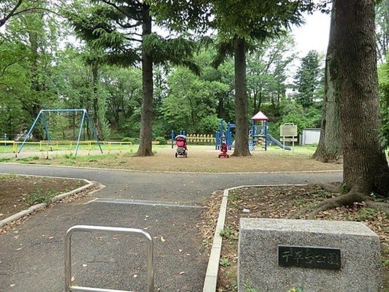 千草台公園 谷本小学校に隣接しており、千草台公園プールがあります。水飲み、ベンチ、トイレ、砂場、健康遊具、ブランコ、鉄棒があります。