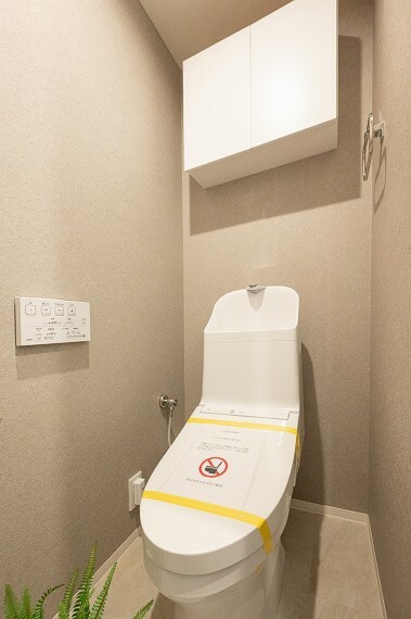 温水洗浄便座一体型トイレ　上部吊戸棚設置