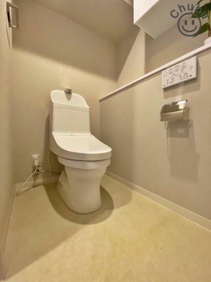 スタンダードな手洗いタンク一体型・暖房洗浄便座付きトイレ