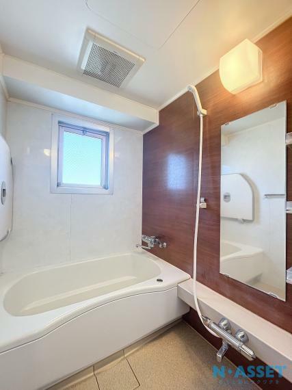 浴室に窓がついており、換気の力が大きく、こもりがちな湿気が良く取れ清潔に保つことができます。