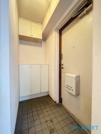 玄関ドアは、宅配で来訪された方などにお部屋の中が見えない配置となっております。