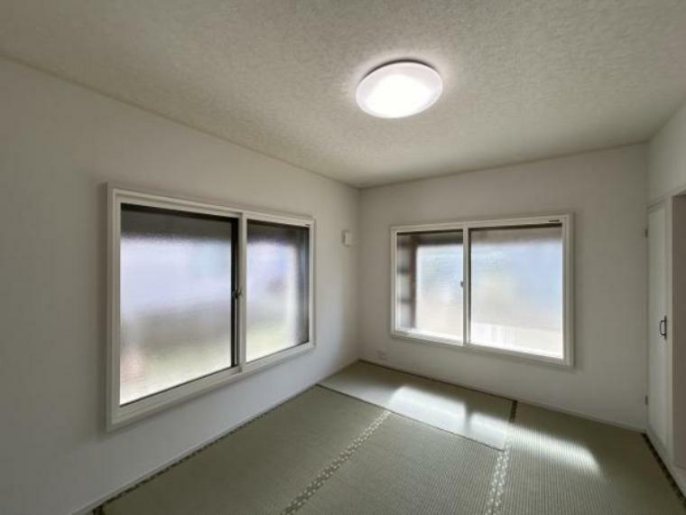 1階6畳和室の写真です。畳の表替え、壁天井のクロス張替え、建具の交換を行いました。白基調の明るいお部屋になっています。