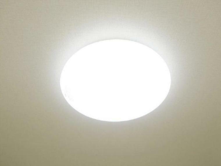 【照明】カチタスのリフォームでは全室照明を設置済みでお引渡し致します。（玉交換もしくはLED照明に交換を行います。）ご入居時、照明代のご予算が浮きますね。