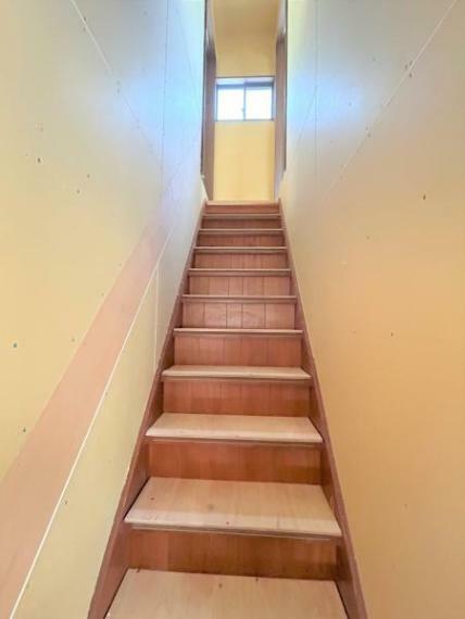 【リフォーム中　5月10日撮影】階段の写真です。壁・天井はクロス張り替え、階段はクリーニングを行います。